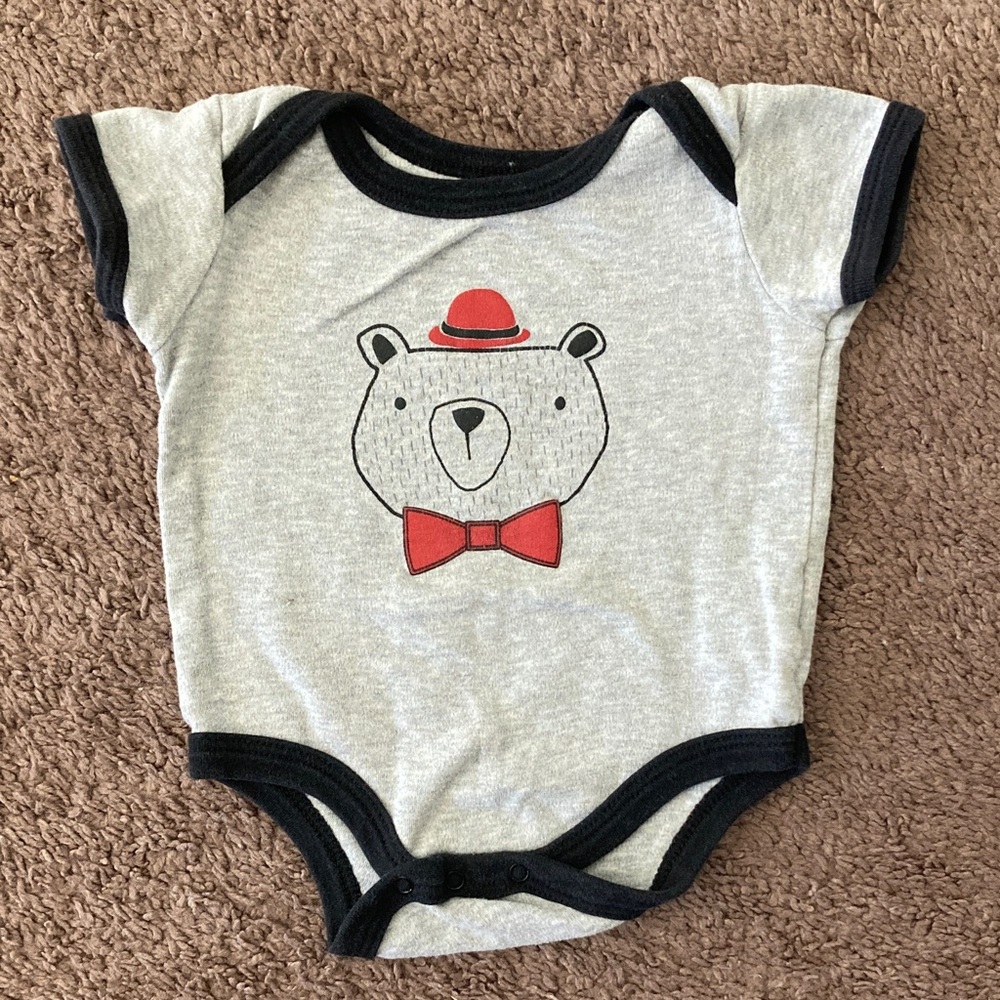 Duck Duck Goose Baby Bear Bodysuit & Bow Tie Print Pants - Size 6-9 Months Gray - Picture 3 of 7